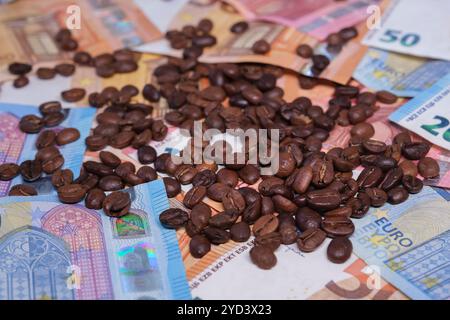 Kaffeebohnen auf Euro Geldscheinen *** Coffee beans on euro banknotes Nordrhein-Westfalen Deutschland, Germany GMS17926 Stock Photo