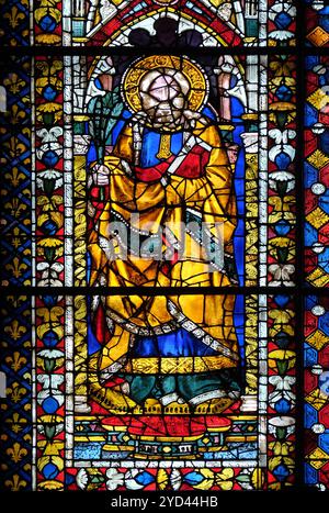 Stained glass window in the Cattedrale di Santa Maria del Fiore (Cathedral of Saint Mary of the Flower), Florence, Italy Stock Photo