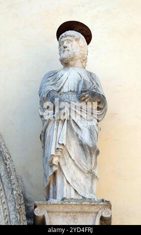 Saint Peter the Apostle, statue on the facade of Palazzo del Vescovado, Verona Diocesan Palace, Italy Stock Photo