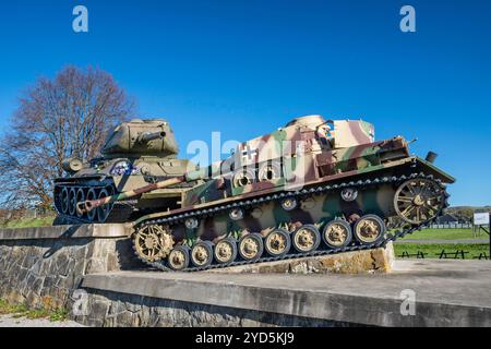 トップス Tav Tank German Pz-IV and Soviet T-34 tanks on Dukla Pass Battle display