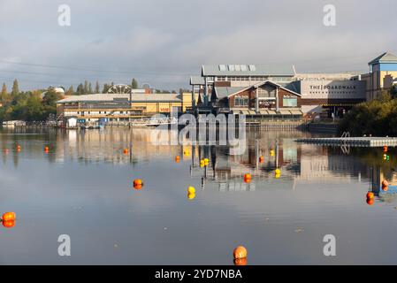 Alexandra Lake beside the Intu Lakeside Shopping Centre, Thurrock, Essex, UK. Water sports leisure venue. Site of a former chalk quarry Stock Photo