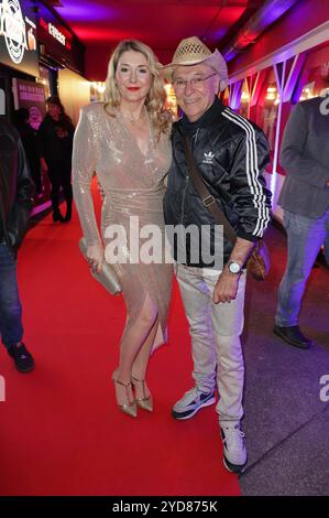 Sandra Quadflieg und Peter Sebastian beim 50. Geburtstag der Kneipe Zur Ritze auf der Reeperbahn. Hamburg, 24.10.2024 *** Sandra Quadflieg and Peter Sebastian at the 50th birthday of the pub Zur Ritze on the Reeperbahn Hamburg, 24 10 2024 Foto:xgbrcix/xFuturexImagex ritze 4004 Stock Photo