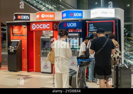 Singapore Airport Terminal 4 HSBC bank ATM, travelers using ATM, tourists lined up for atm Stock Photo