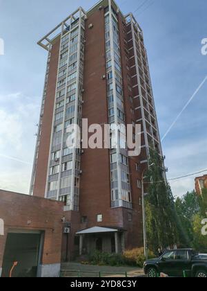 Tall red brick building with multiple windows Stock Photo - Alamy