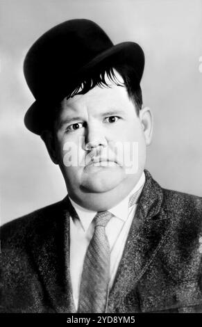 1930 c. , USA  : The american silent movie actor OLIVER HARDY ( 1892 - 1957 ).  Unknown photographer . - SILENT MOVIE - CINEMA MUTO  - portrait - ritratto - attore  - comico   - COMICO -  STANLIO E OLLIO - ANNI TRENTA - 1930's - 30's - '30 - Derby hat - cappello a bombetta - tie - cravatta - colletto - collar - HISTORY - FOTO STORICHE --- ARCHIVIO GBB Stock Photo