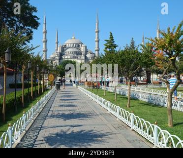 The walkway to Sultan Ahmet Camii (Blue Mosque), Istanbul Stock Photo