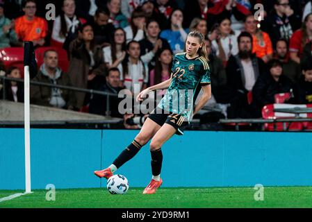 Jule Brand (Deutschland, #22) am Ball, SUI, Deutschland vs Daenemark