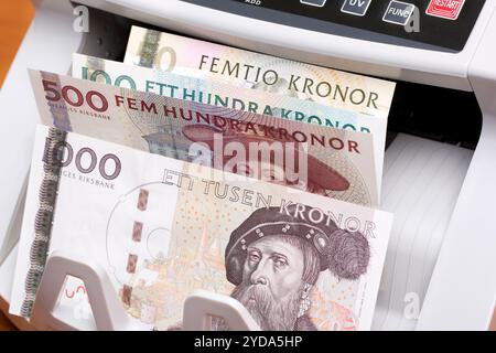 Swedish crown in the counting machine Stock Photo - Alamy