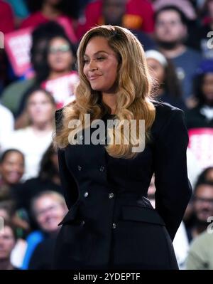 Musical artist Beyonce onstage at a during a campaign event at Shell ...