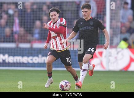 Stoke City's Andy Moran (left) and Sunderland's Dennis Cirkin battle ...