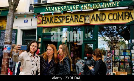 PARIS, FRANCE - SEPTEMBER 30, 2017: Tourists making selfie near the famous Shakespeare and Company bookstore. Stock Photo