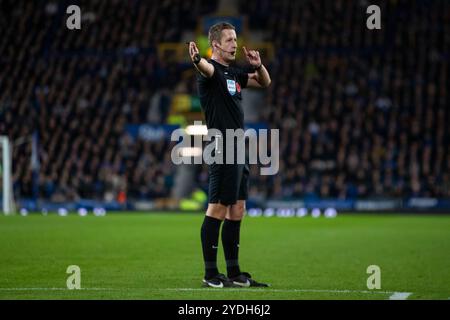 Referee John Brooks during the Premier League match between Everton and Fulham at Goodison Park, Liverpool on Saturday 26th October 2024. (Photo: Mike Morese | MI News) Credit: MI News & Sport /Alamy Live News Stock Photo