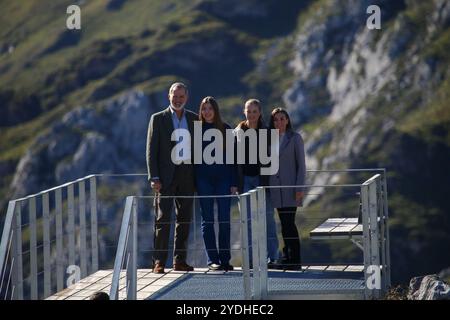 Sotres, Spain, 26th October, 2024: The Royal Family pose for the media during the 2024 Asturias Exemplary Town Award, on October 26, 2024, in Sotres, Spain. Credit: Alberto Brevers / Alamy Live News. Stock Photo