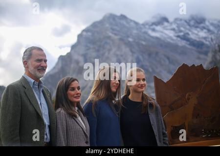 Sotres, Spain, 26th October, 2024: The Royal Family poses for the media during the 2024 Asturias Exemplary Town Award, on October 26, 2024, in Sotres, Spain. Credit: Alberto Brevers / Alamy Live News. Stock Photo