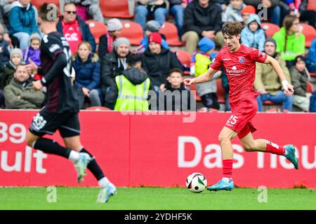 Unterhaching, Deutschland. 26th Oct, 2024. Lenn Jastremski (Unterhaching, 25) am Ball, 26.10.2024, Unterhaching (Deutschland), Fussball, 3. Liga, SpVgg Unterhaching - Viktoria Köln, DFB/DFL REGULATIONS PROHIBIT ANY USE OF PHOTOGRAPHS AS IMAGE SEQUENCES AND/OR QUASI-VIDEO. Credit: dpa/Alamy Live News Stock Photo