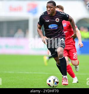 Unterhaching, Deutschland. 26th Oct, 2024. Enrique Lofolomo (Viktoria Köln, 14) am Ball, 26.10.2024, Unterhaching (Deutschland), Fussball, 3. Liga, SpVgg Unterhaching - Viktoria Köln, DFB/DFL REGULATIONS PROHIBIT ANY USE OF PHOTOGRAPHS AS IMAGE SEQUENCES AND/OR QUASI-VIDEO. Credit: dpa/Alamy Live News Stock Photo