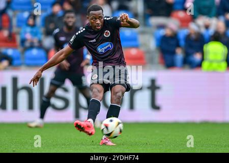 Unterhaching, Deutschland. 26th Oct, 2024. Enrique Lofolomo (Viktoria Köln, 14) am Ball, 26.10.2024, Unterhaching (Deutschland), Fussball, 3. Liga, SpVgg Unterhaching - Viktoria Köln, DFB/DFL REGULATIONS PROHIBIT ANY USE OF PHOTOGRAPHS AS IMAGE SEQUENCES AND/OR QUASI-VIDEO. Credit: dpa/Alamy Live News Stock Photo