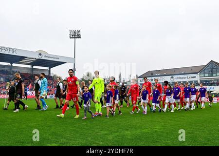 Unterhaching, Deutschland. 26th Oct, 2024. Einlauf der Mannschaften, 26.10.2024, Unterhaching (Deutschland), Fussball, 3. Liga, SpVgg Unterhaching - Viktoria Köln, DFB/DFL REGULATIONS PROHIBIT ANY USE OF PHOTOGRAPHS AS IMAGE SEQUENCES AND/OR QUASI-VIDEO. Credit: dpa/Alamy Live News Stock Photo