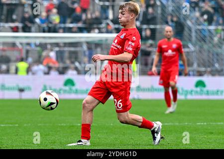 Unterhaching, Deutschland. 26th Oct, 2024. Andy Breuer (Unterhaching, 26) am Ball, 26.10.2024, Unterhaching (Deutschland), Fussball, 3. Liga, SpVgg Unterhaching - Viktoria Köln, DFB/DFL REGULATIONS PROHIBIT ANY USE OF PHOTOGRAPHS AS IMAGE SEQUENCES AND/OR QUASI-VIDEO. Credit: dpa/Alamy Live News Stock Photo