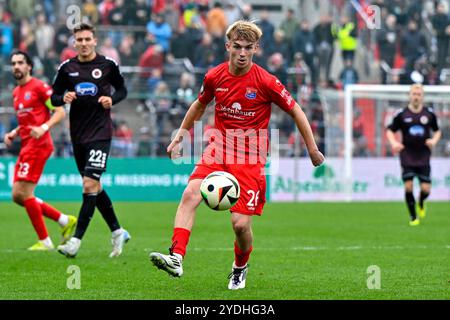 Unterhaching, Deutschland. 26th Oct, 2024. Andy Breuer (Unterhaching, 26) am Ball, 26.10.2024, Unterhaching (Deutschland), Fussball, 3. Liga, SpVgg Unterhaching - Viktoria Köln, DFB/DFL REGULATIONS PROHIBIT ANY USE OF PHOTOGRAPHS AS IMAGE SEQUENCES AND/OR QUASI-VIDEO. Credit: dpa/Alamy Live News Stock Photo