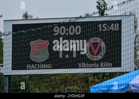 Unterhaching, Deutschland. 26th Oct, 2024. Die Anzeigetafel, Videowand zeigt das Endergebnis, 26.10.2024, Unterhaching (Deutschland), Fussball, 3. Liga, SpVgg Unterhaching - Viktoria Köln, DFB/DFL REGULATIONS PROHIBIT ANY USE OF PHOTOGRAPHS AS IMAGE SEQUENCES AND/OR QUASI-VIDEO. Credit: dpa/Alamy Live News Stock Photo