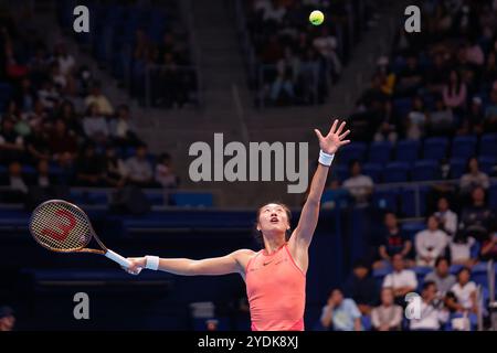 Tokyo, Japan. 27th Oct, 2024. Qinwen ZHENG (CHN) serves against Sofia KENIN (USA) during the Singles Final match of Toray Pan Pacific Open Tennis Tournament 2024 at the Ariake Coliseum. Zheng won 7-6(5), 6-3. (Credit Image: © Rodrigo Reyes Marin/ZUMA Press Wire) EDITORIAL USAGE ONLY! Not for Commercial USAGE! Stock Photo