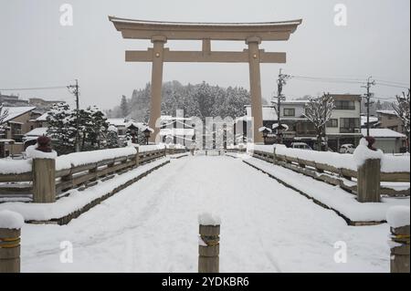 28.12.2017, Takayama, Gifu, Japan, Asia, A view of the Miyamae Bashi Bridge, at one end of which stands a large torii portal marking the entrance to a Stock Photo