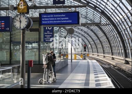 07.03.2024, Berlin, Germany, Europe, Train travellers stand on a platform in Berlin's almost deserted main station during a strike by the train driver Stock Photo