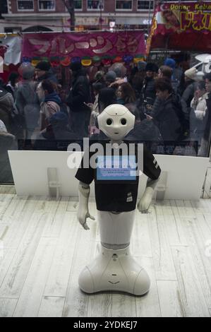 31.12.2017, Tokyo, Japan, Asia, A semi-humanoid robot from the Pepper series stands in the window of a specialist shop in the Shibuya district. The Pe Stock Photo
