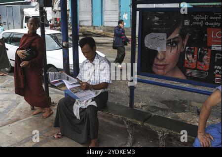 10.08.2013, Yangon, Myanmar, Asia, People waiting at a bus stop in the city centre of the former capital, Asia Stock Photo