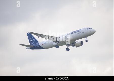 02.06.2024, Berlin, Germany, Europe, A Lufthansa Airbus A320-214 passenger aircraft with the registration D-AIZD on approach to Berlin Brandenburg Air Stock Photo