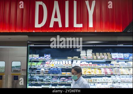 25.03.2020, Singapore, Republic of Singapore, Asia, A man wears a mask while shopping in a supermarket in the Ang Mo Kio district to protect himself f Stock Photo