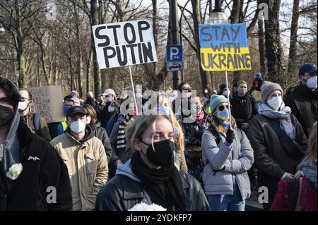 27.02.2022, Berlin, Germany, Europe, In Berlin, several hundred thousand people are protesting for peace in Europe and against Russia's illegal war of Stock Photo