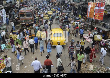 21.02.2011, Kolkata, West Bengal, India, Asia, An elevated view of crowds of people in the daily hustle and bustle of traffic in the Indian metropolis Stock Photo