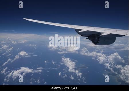 13.07.2023, Singapore, Republic of Singapore, Asia, View from a Lufthansa Boeing 747-8 Jumbo Jet passenger aircraft of the wing and the engine during Stock Photo