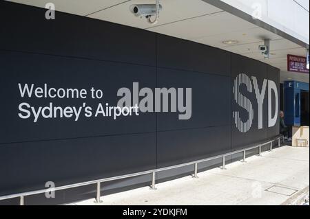 28.09.2019, Sydney, New South Wales, Australia, Welcome to Sydney Airport is written in large letters on the terminal of the departure area next to th Stock Photo