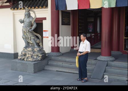 29.03.2019, Singapore, Republic of Singapore, Asia, A man prays in front of the Buddha Tooth Relic Temple in Singapore's Chinatown district, Asia Stock Photo