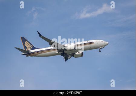 15.07.2023, Singapore, Republic of Singapore, Asia, A Singapore Airlines (SIA) Boeing 737 MAX 8 passenger aircraft, registration 9V-MBC, on approach t Stock Photo