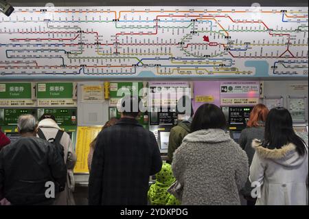 30.12.2017, Tokyo, Japan, Asia, Commuters queue in front of ticket machines at an underground station in the city centre, Asia Stock Photo