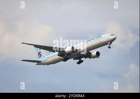 15.07.2023, Singapore, Republic of Singapore, Asia, A Korean Air Boeing 777-300 passenger aircraft, registration HL-7533, on approach to Changi Intern Stock Photo
