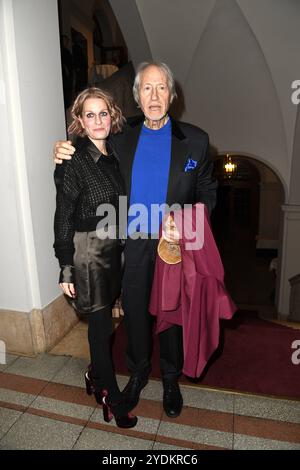 Reiner Schoene mit Ehefrau Anja Schoene bei der VERLEIHUNG GÖTZ GEORGE PREIS 2024 im Haus der Kaiserin-Friedrich-Stiftung in Berlin am 26.10.2024 *** Reiner Schoene with his wife Anja Schoene at the GÖTZ GEORGE PRIZE 2024 AWARD CEREMONY at the Haus der Kaiserin Friedrich Stiftung in Berlin on 26 10 2024 Stock Photo