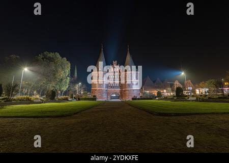 Holstentor bei Nacht, Lübeck - 26.10.2024. Das Holstentor Holstein Tor ist das Wahrzeichen der Hansesadt Lübeck und wurde 1478 feritgestellt. Das Tor war auf auf der Rückseite 50 DM Scheins abgebildet. Aufnahme bei Nacht und leichtem Nebel. Lübeck Schleswig Holstein Deutschland *** Holstentor at night, Lübeck 26 10 2024 The Holstentor Holstein Gate is the landmark of the Hanseatic city of Lübeck and was completed in 1478 The gate was depicted on the back of the 50 DM bill Shot at night and light fog Lübeck Schleswig Holstein Germany Copyright: xBonn.digitalx/xMarcxJohnx Stock Photo