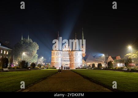 Holstentor bei Nacht, Lübeck - 26.10.2024. Das Holstentor Holstein Tor ist das Wahrzeichen der Hansesadt Lübeck und wurde 1478 feritgestellt. Das Tor war auf auf der Rückseite 50 DM Scheins abgebildet. Aufnahme bei Nacht und leichtem Nebel. Lübeck Schleswig Holstein Deutschland *** Holstentor at night, Lübeck 26 10 2024 The Holstentor Holstein Gate is the landmark of the Hanseatic city of Lübeck and was completed in 1478 The gate was depicted on the back of the 50 DM bill Shot at night and light fog Lübeck Schleswig Holstein Germany Copyright: xBonn.digitalx/xMarcxJohnx Stock Photo