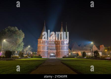 Holstentor bei Nacht, Lübeck - 26.10.2024. Das Holstentor Holstein Tor ist das Wahrzeichen der Hansesadt Lübeck und wurde 1478 feritgestellt. Das Tor war auf auf der Rückseite 50 DM Scheins abgebildet. Aufnahme bei Nacht und leichtem Nebel. Lübeck Innenstadt Schleswig Holstein Deutschland *** Holstentor at night, Lübeck 26 10 2024 The Holstentor Holstein Gate is the landmark of the Hanseatic city of Lübeck and was completed in 1478 The gate was depicted on the back of the 50 DM bill Shot at night and light fog Lübeck city center Schleswig Holstein Germany Copyright: xBonn.digitalx/xMarcxJohnx Stock Photo