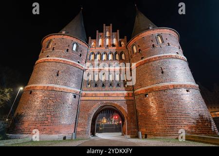 Holstentor bei Nacht, Lübeck - 26.10.2024. Das Holstentor Holstein Tor ist das Wahrzeichen der Hansesadt Lübeck und wurde 1478 feritgestellt. Das Tor war auf auf der Rückseite 50 DM Scheins abgebildet. Aufnahme bei Nacht und leichtem Nebel. Lübeck Schleswig Holstein Deutschland *** Holstentor at night, Lübeck 26 10 2024 The Holstentor Holstein Gate is the landmark of the Hanseatic city of Lübeck and was completed in 1478 The gate was depicted on the back of the 50 DM bill Shot at night and light fog Lübeck Schleswig Holstein Germany Copyright: xBonn.digitalx/xMarcxJohnx Stock Photo