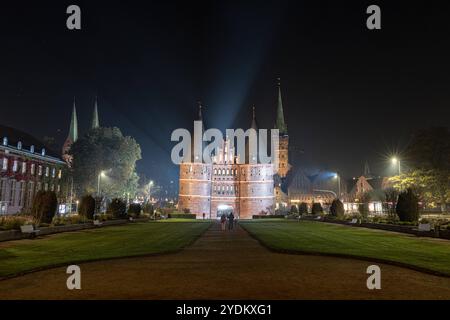 Holstentor bei Nacht, Lübeck - 26.10.2024. Das Holstentor Holstein Tor ist das Wahrzeichen der Hansesadt Lübeck und wurde 1478 feritgestellt. Das Tor war auf auf der Rückseite 50 DM Scheins abgebildet. Aufnahme bei Nacht und leichtem Nebel. Lübeck Schleswig Holstein Deutschland *** Holstentor at night, Lübeck 26 10 2024 The Holstentor Holstein Gate is the landmark of the Hanseatic city of Lübeck and was completed in 1478 The gate was depicted on the back of the 50 DM bill Shot at night and light fog Lübeck Schleswig Holstein Germany Copyright: xBonn.digitalx/xMarcxJohnx Stock Photo