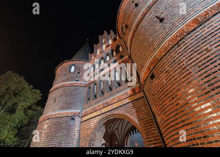 Holstentor bei Nacht, Lübeck - 26.10.2024. Das Holstentor Holstein Tor ist das Wahrzeichen der Hansesadt Lübeck und wurde 1478 feritgestellt. Das Tor war auf auf der Rückseite 50 DM Scheins abgebildet. Aufnahme bei Nacht und leichtem Nebel. Lübeck Schleswig Holstein Deutschland *** Holstentor at night, Lübeck 26 10 2024 The Holstentor Holstein Gate is the landmark of the Hanseatic city of Lübeck and was completed in 1478 The gate was depicted on the back of the 50 DM bill Shot at night and light fog Lübeck Schleswig Holstein Germany Copyright: xBonn.digitalx/xMarcxJohnx Stock Photo