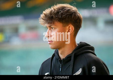 Oscar Schwartau of Norwich City arrives during the Sky Bet Championship