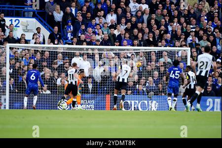 Newcastle United's Alexander Isak scores their side's first goal of the game during the Premier League match at Stamford Bridge, London. Picture date: Sunday October 27, 2024. Stock Photo