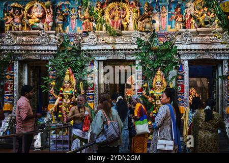 Singapore - August 16, 2024: People praying inside Sri Veeramakaliamman Temple in Little India, one of the oldest temple of Singapore Stock Photo